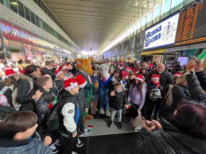 Roma Termini – Grande folla al tradizionale concerto di natale della Fanfara della Polizia di Stato