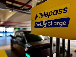 Aeroporto di Fiumicino, grazie a “Park & Charge” di Telepass pagamento parcheggi e colonnine semplificato