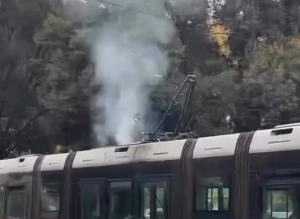 Roma – Dopo mesi torna il tram in Piazza Mancini, ma prende subito fuoco (VIDEO)