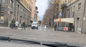 Viterbo – Via Marconi, stop al traffico anche fuori orario: “Qualcuno si diverte a rimettere le transenne appena vengono tolte”