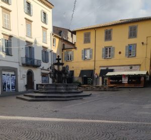 Viterbo – Magra vigilia di Natale per commercianti e ristoratori: “Mai viste così poche persone in centro”