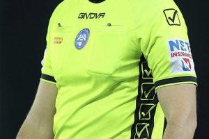 Calcio – Dirigente tira la bandierina addosso all’arbitro, squalificato fino al 25 aprile