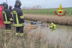 Livorno – Auto precipita nel fiume dopo un volo di 10 metri, il 38enne alla guida perde la vita (FOTO)