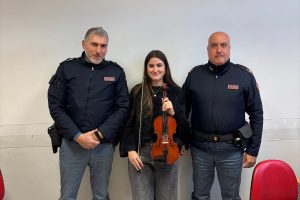 Civitavecchia – Dimentica il violino sul treno per Pisa, la Polizia ferroviaria glielo riconsegna