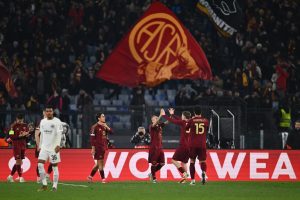 La Roma batte 2-0 l’Eintracht e accede ai play-off