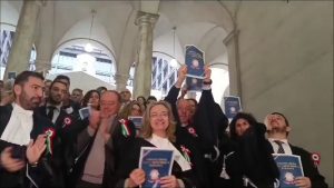 A Genova magistrati lasciano tribunale al grido “Viva la Costituzione”