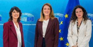 Presente anche la vicepresidente Ue Antonella Sberna  BRUXELLES – Nel pomeriggio di oggi si è svolto l’incontro istituzionale tra la vicepresidente della Regione Lazio, Roberta Angelilli, e la presidente del Parlamento europeo, Roberta Metsola, alla presenza della vicepresidente Antonella Sberna. Con questo appuntamento si è conclusa la missione della Regione Lazio a Bruxelles, guidata dal presidente Francesco Rocca, nella quale era presente anche l’assessore, Giancarlo Righini.  L’incontro, a cui ha partecipato anche il segretario generale del Parlamento europeo, Alessandro Chiocchetti, si è svolto in un clima cordiale. Sono state affrontate in modo concreto le priorità legislative dell’Eurocamera e i dossier di maggiore impatto sulle politiche regionali.  «Abbiamo condiviso la necessità di coinvolgere sempre di più i cittadini, le imprese e gli enti locali nel processo decisionale della prossima programmazione dei fondi comunitari. In particolare, abbiamo sottolineato la necessità di semplificare l’accesso alle opportunità, ai finanziamenti e bandi europei da parte del Pmi», ha spiegato Roberta Angelilli.  «C’è grande attesa e aspettativa da parte del sistema produttivo della Regione Lazio sul nuovo fondo per la competitività, già sollecitato da Mario Draghi nel suo rapporto e presentato stamattina in Commissione europea, come documento strategico (Competitiveness Conpass). Sarà uno strumento senza precedenti, per sostenere la crescita, l’innovazione e la sostenibilità delle aziende, riducendo gli oneri amministrativi e normativi», ha aggiunto Roberta Angelilli.   «Proprio per far fronte alle grandi sfide, occorre stabilire un filo diretto tra le istituzioni europee e i territori: la Regione sarà impegnata in prima linea per rafforzare il sistema Lazio in tutte le sedi europee», ha concluso Roberta Angelilli