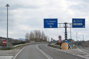 Linea continua sulla Cassia, 100 famiglie costrette ad arrivare a Vetralla per andare a Viterbo