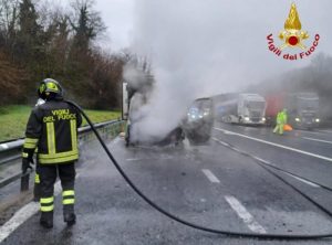 Anagni – Furgone in fiamme sull’A1, conducente illeso