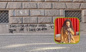 Viterbo – Piazza della Repubblica, scritte e scarabocchi sull’ex Banca Italia ancora al loro posto