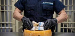 Napoli – La Polizia penitenziaria trova e sequestra della droga nascosta nel formaggio