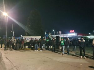 Frosinone, metalmeccanici in sciopero manifestano davanti a tutte le aziende del settore