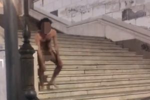 Civitavecchia – Corre nudo di notte tra le vie del centro (FOTO)