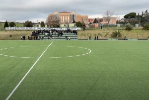 Colleferro – Tifosi lanciano un fumogeno a un calciatore ed entrano in campo per rincorrere l’arbitro