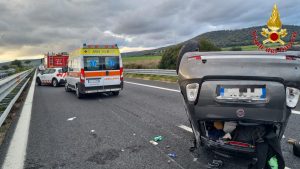 Santa Marinella – Due auto si scontrano e cappottano, autostrada bloccata tra Cerveteri e Santa Severa (FOTO)