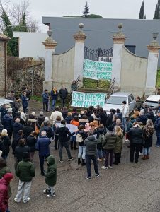 Graffignano – Grande partecipazione al sit-in per la riapertura della scuola Dante Alighieri