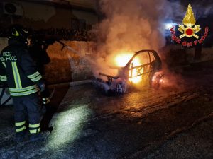 Santa Marinella – Smart in fiamme in via Delle Dalie, paura per gli appartamenti nelle vicinanze