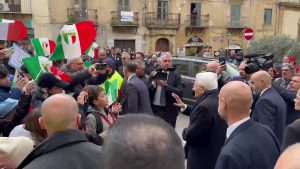 Mattarella lascia Agrigento tra applausi e cori