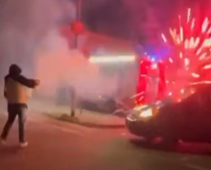 Capodanno, stranieri sparano fuochi artificiali e petardi contro i pompieri intervenuti per sedare un incendio (I VIDEO)