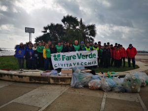 “Il mare d’inverno”: oltre 25 sacchi di rifiuti raccolti da Fare Verde alla Marina di Civitavecchia