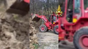 Frana Davagna, escavatori in azione per liberare la strada dal fango