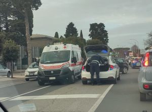 Viterbo – Scontro tra auto e scooter al Cimitero San Lazzaro, code infinite verso Montefiascone