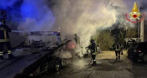 Santa Marinella – Incendio in della Fornacetta, in fiamme un carro attrezzi e un’auto (FOTO)