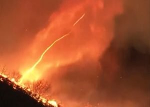 Los Angeles – Tra le fiamme anche i “tornado di fuoco”, ecco gli impressionanti video