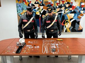 Aprilia, ruba 200mila euro di preziosi nella gioielleria dove lavora: arrestata 49enne