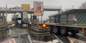 Trieste, tir distrugge casello autostradale