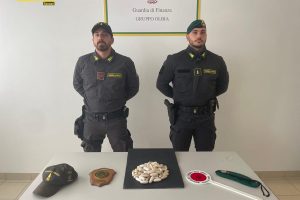 Civitavecchia – Ingerisce 83 ovuli di eroina e sale sul traghetto, fermata e arrestata a Olbia