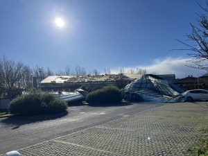 Maltempo estremo, raffiche di vento scoperchiano tetto di una piscina comunale durante l’orario di apertura