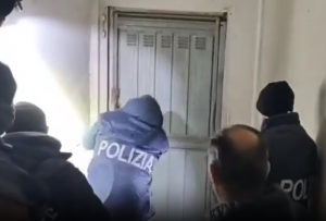 Anzio – Maxi operazione di polizia sgomina hub criminale: 15 arresti, un uomo è in fuga (VIDEO)