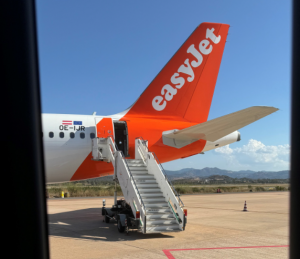 Volo EasyJet dirottato all’aeroporto di Bari per questioni di sicurezza, 16enne forza il portellone e minaccia l’equipaggio