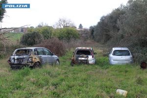 Viterbo – Auto carbonizzate e rifiuti pericolosi sulla Tuscanese, denunciato il proprietario del terreno